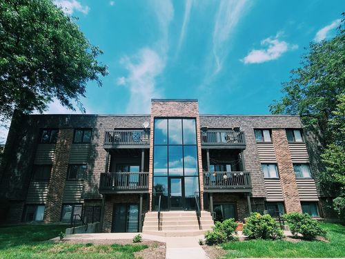 c-6-1482 Stonebridge Cir, Wheaton, IL, 60189-7166 | Card Image