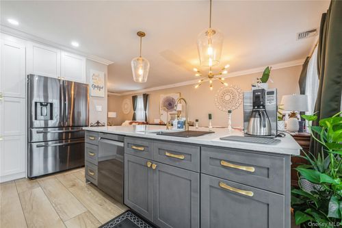 48 Margaret Dr, Valley Stream, NY, 11580-1741 | Card Image