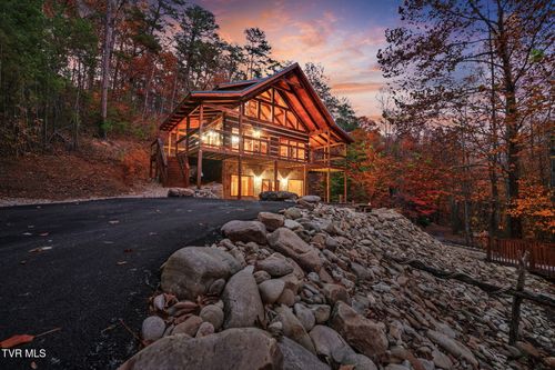 2579 Black Bear Ln, Sevierville, TN, 37876-7370 | Card Image