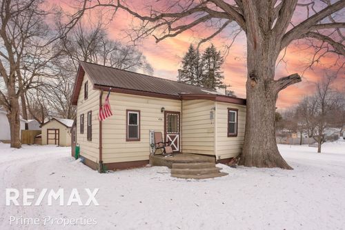 426 Bates St, Caro, MI, 48723-1706 | Card Image
