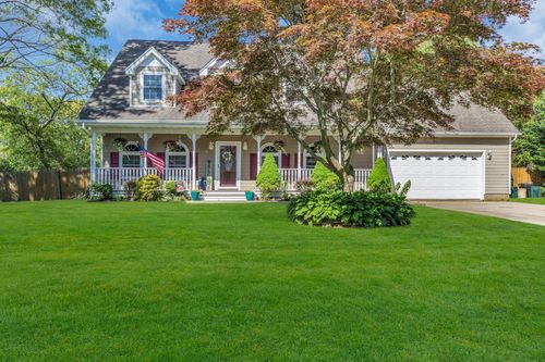 614 Spruce Ave, Sayville, NY, 11782-3325 | Card Image