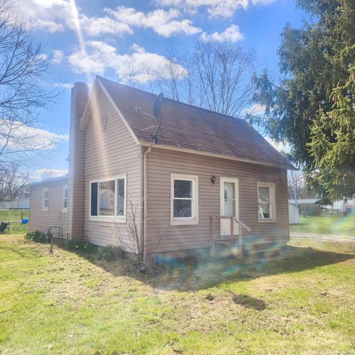 102 E 1st St, Cromwell, IN, 46732-1105 | Card Image