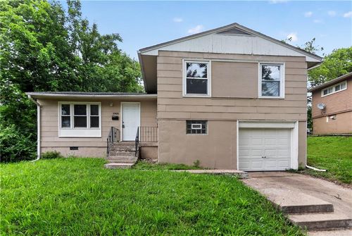3900 E 47th Ter, Kansas City, MO, 64130-2423 | Card Image