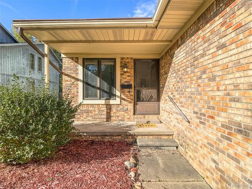 914 North Rd, Fenton, MI, 48430-1849 | Card Image