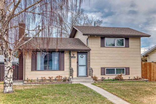 1328 Pennsburg Road Se, Home with 3 bedrooms, 2 bathrooms and 4 parking in Calgary AB | Card Image