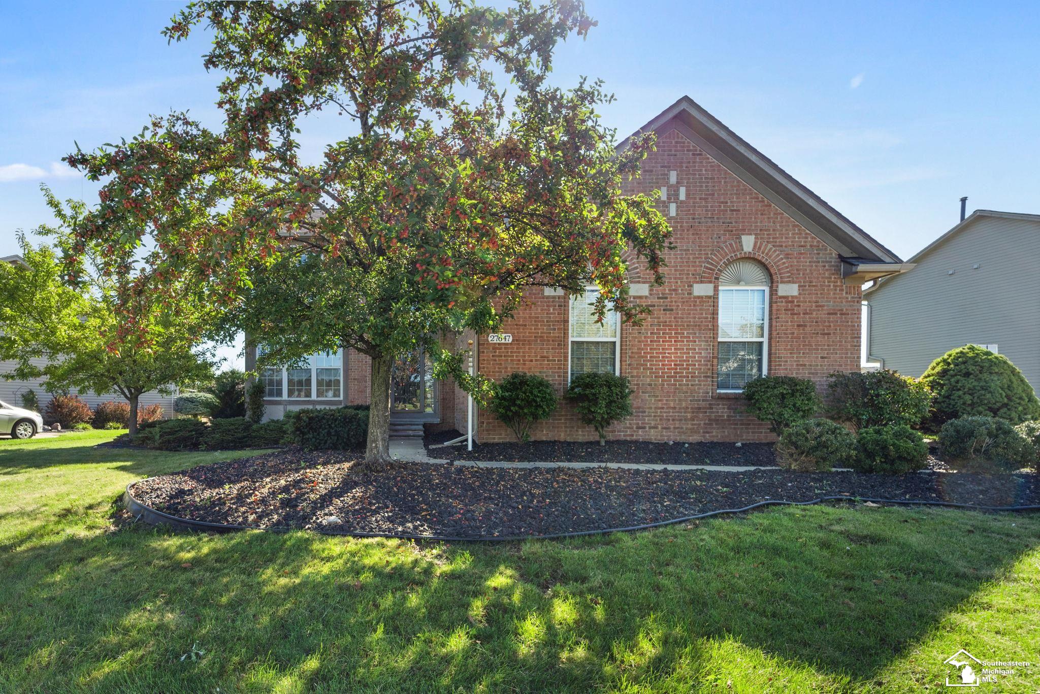 Oriole Ct, Flat Rock, MI 48134