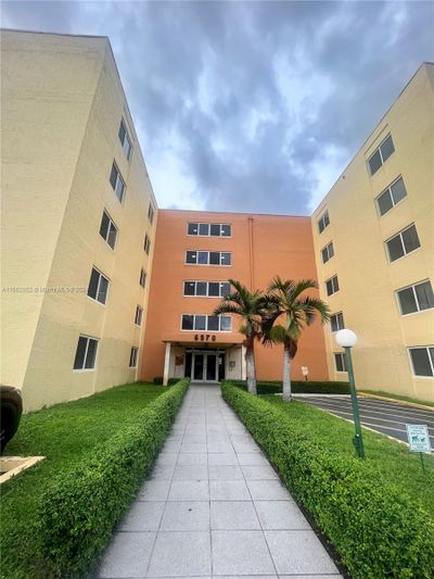 3-305 - 6970 Nw 186th St, Condo with 2 bedrooms, 1 bathrooms and null parking in Hialeah FL | Image 1