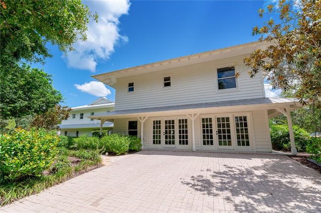 Guest House Private driveway and entrance | Image 19