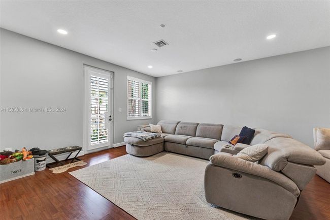 424 - 424 Sw 13th Ter, Condo with 4 bedrooms, 3 bathrooms and null parking in Fort Lauderdale FL | Image 2