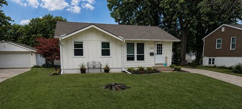 2319 Pinehurst St, Bettendorf, IA, 52722-2727 | Card Image