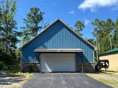7850 White Birch Dr, Farwell, MI, 48622-9412 | Card Image