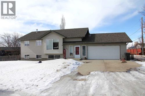 128 2 Ave E, Marshall, SK, S0M | Card Image