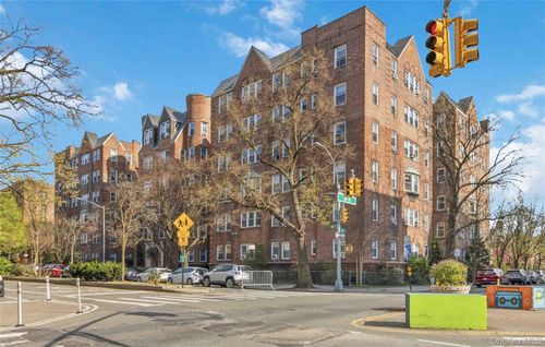 522-86-10 34th Ave, Jackson Heights, NY, 11372 | Card Image