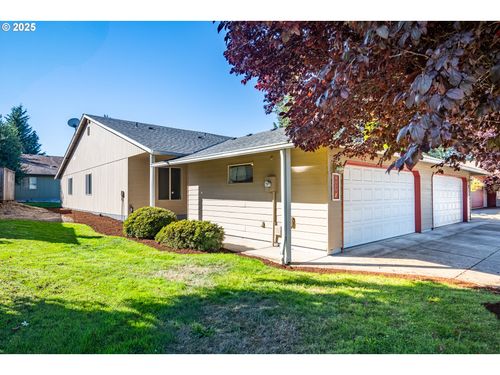 957 E Benjamin Ave, Cottage Grove, OR, 97424-9515 | Card Image