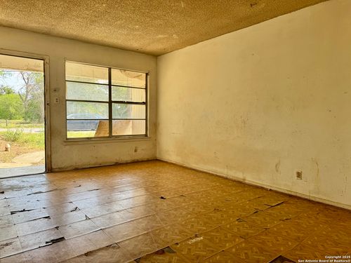 607 Dorie St, San Antonio, TX, 78220-3211 | Card Image