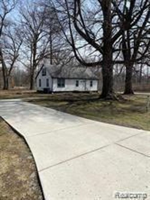 15843 Mcguire St, Taylor, MI, 48180-6439 | Card Image