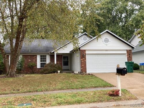 1661 Cobblestone Creek Dr, Florissant, MO, 63031-4374 | Card Image