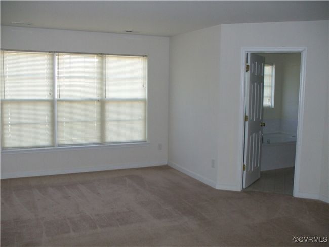 Unfurnished room with carpet flooring and baseboards | Image 6