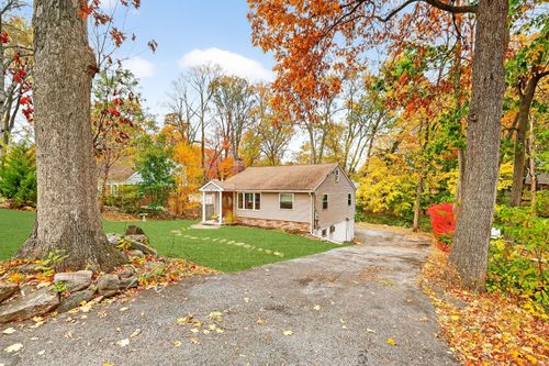 31 Woodridge Dr S, Stamford, CT, 06902-8301 | Card Image