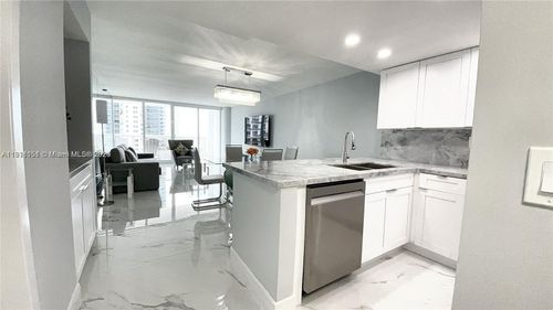 apt-1950-1717 N Bayshore Dr, MIAMI, FL, 33132-1156 | Card Image