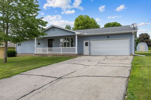 805 W 17th St, Vinton, IA, 52349-1609 | Card Image