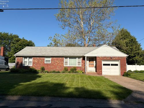 527 Washington Ave, Huron, OH, 44839-1951 | Card Image