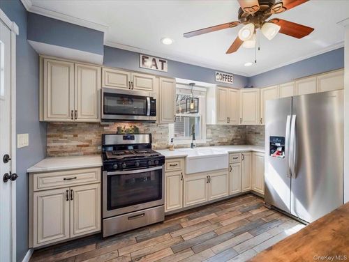 35 Hillside Ave, Suffern, NY, 10901-6830 | Card Image