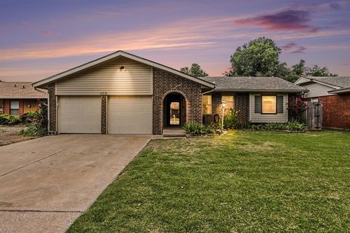 403 Vickie Dr, Yukon, OK, 73099-1637 | Card Image
