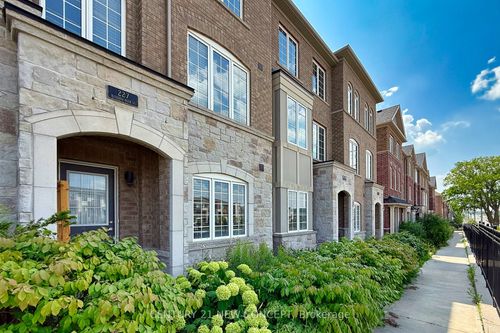 227 Harding Park St, Newmarket, ON, L3Y0E3 | Card Image
