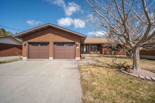 832 Parkhill Road W, Peterborough, ON, K9J6P1 | Card Image