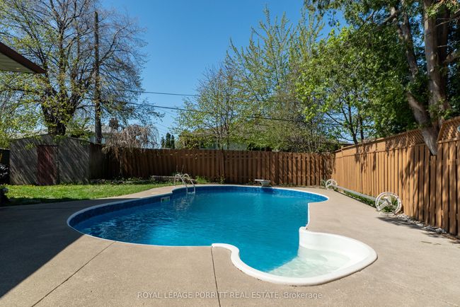 14 Albion Cres, House attached with 5 bedrooms, 3 bathrooms and 4 parking in Brampton ON | Image 36
