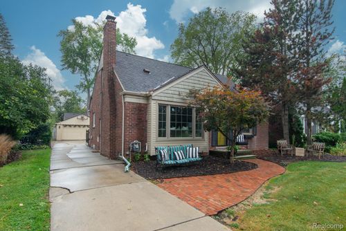 10855 Kingston Ave, Huntington Woods, MI, 48070-1161 | Card Image