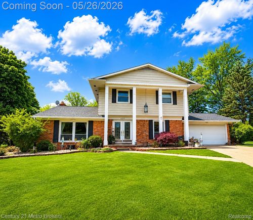 6292 Kings Pointe Cir, Grand Blanc, MI, 48439-8702 | Card Image