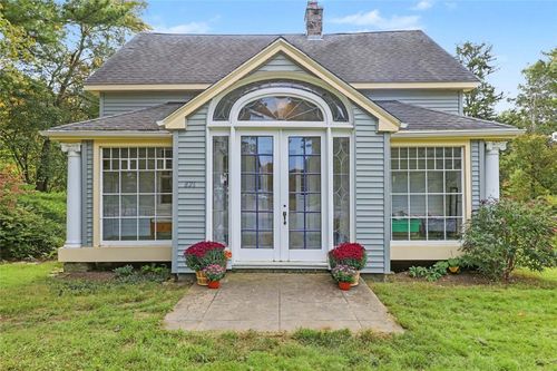 826 Mooresfield Rd, South Kingstown, RI, 02879-8006 | Card Image