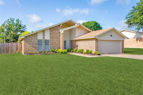 1704 Edge Hill Rd, Benbrook, TX, 76126-2904 | Card Image