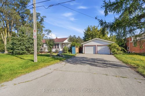 7962 Booth St, Niagara Falls, ON, L2H1E8 | Card Image