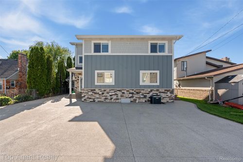 7910 Anchor Bay Dr, Clay, MI, 48001-3002 | Card Image