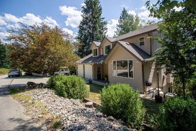 5820 Woodland Dr, House other with 4 bedrooms, 4 bathrooms and 4 parking in Central Kootenay Rd Rural BC | Image 3