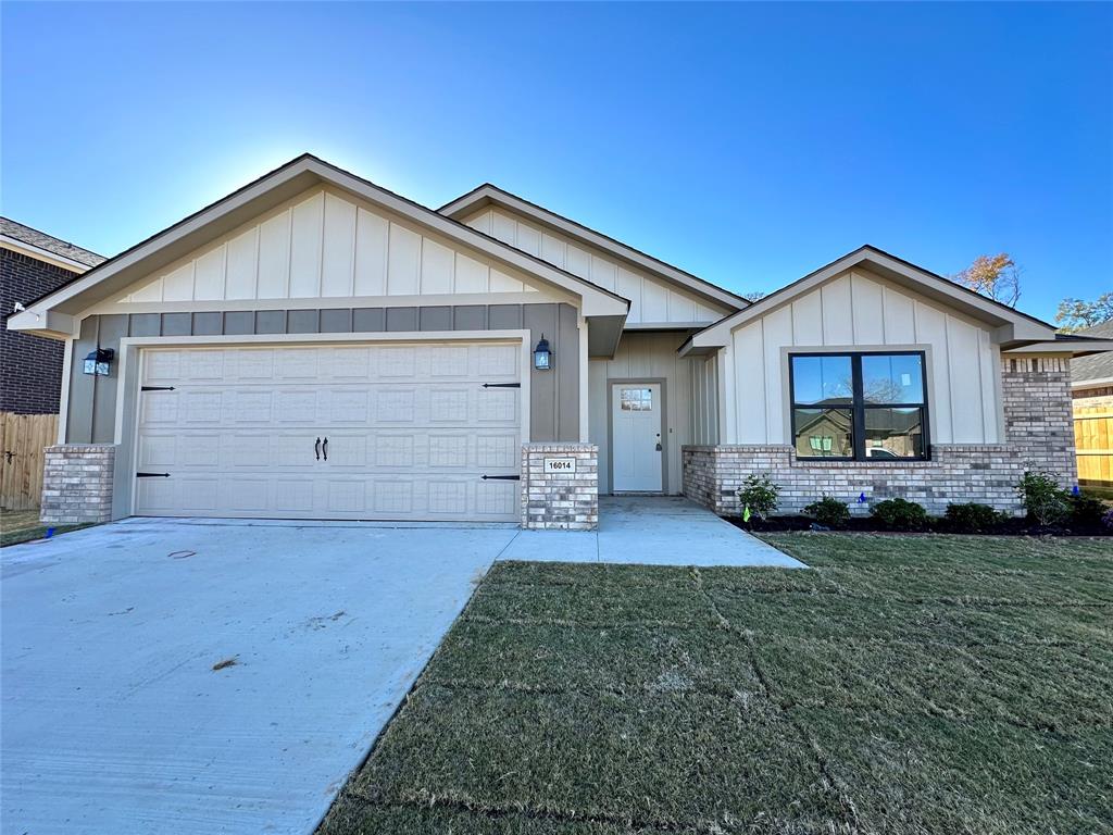 16014 Crossing Circle, For Sale in Lindale Zoocasa