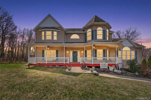 5 Autumn Ridge Way, Newburgh, NY, 12550-8008 | Card Image