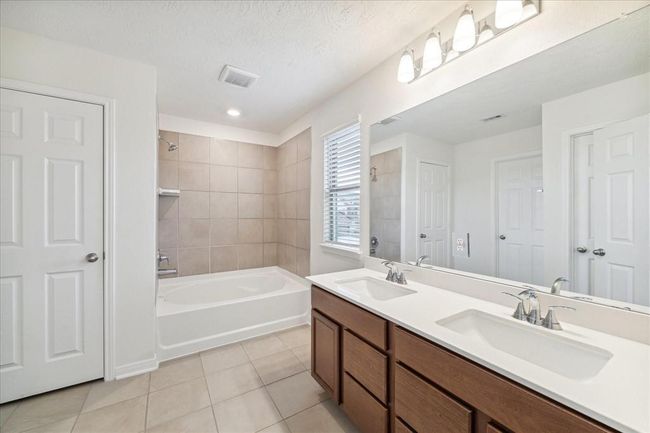 Primary Bathroom | Image 12