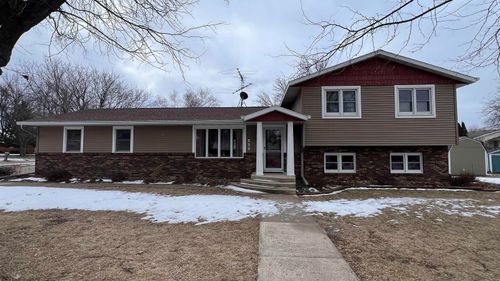 520 W Wilson St, New Hampton, IA, 50659-1940 | Card Image