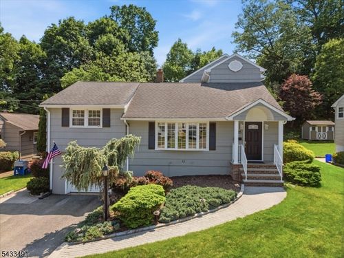 35 Old Orchard Ct, Cedar Grove, NJ, 07009-1217 | Card Image