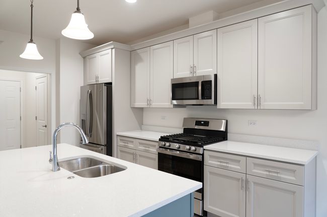 513 Amherst Dr, Townhouse with 3 bedrooms, 3 bathrooms and 4 parking in Sycamore IL | Image 4