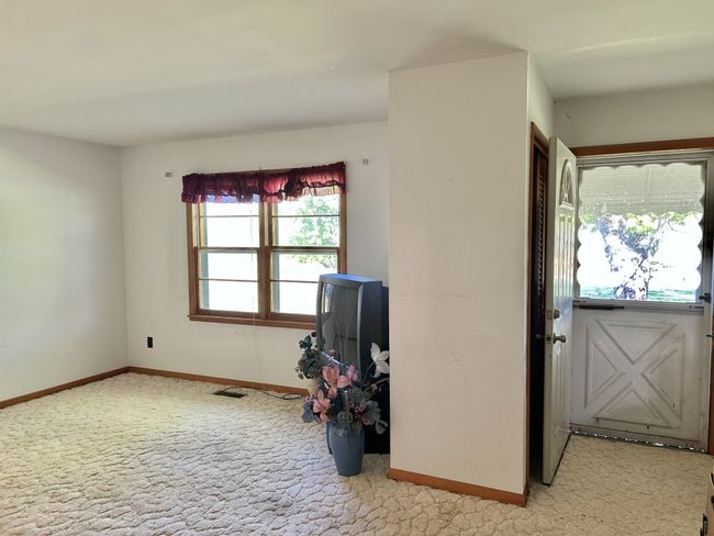 Large living room, or could be a 4th bedroom!! | Image 32