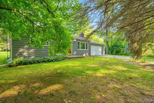 16075 Crest Dr, Linden, MI, 48451-8670 | Card Image