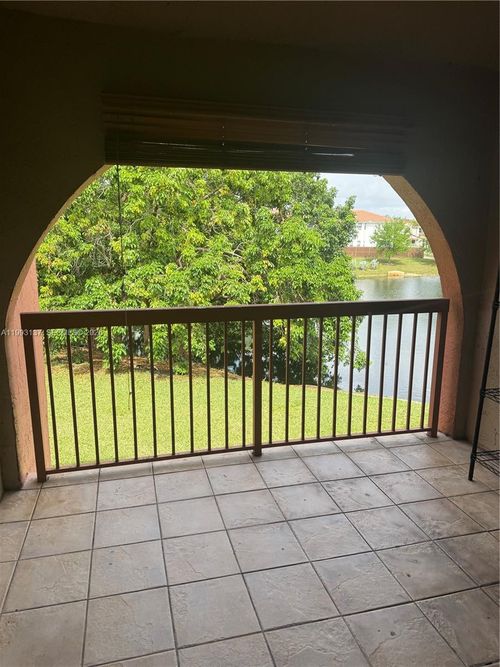 210-1-10233 Nw 9th Street Cir, Miami, FL, 33172-6632 | Card Image
