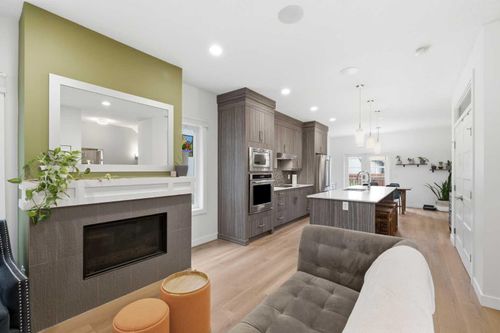 5-308 11 Ave Ne, Calgary, AB, T2E0Z1 | Card Image