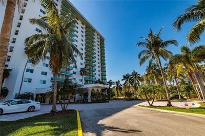 PH-15 - 19380 Collins Ave, Condo with 1 bedrooms, 1 bathrooms and null parking in Sunny Isles Beach FL | Image 2