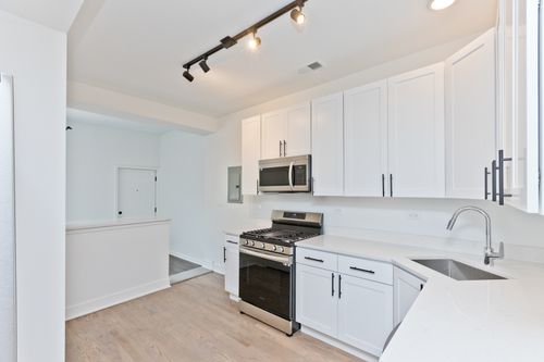 3s-2468 N Lincoln Ave, Chicago, IL, 60614-2454 | Card Image